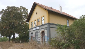 SNS chce, aby vlajka visela na každej budove, ktorú vlastní štát. Mnohé sú v nevábnom stave