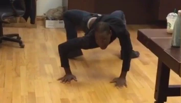 VIDEO: Režiséri hororov ho milujú. Superohybný herec sa dokáže pohybovať ako pavúk
