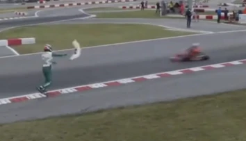 VIDEO: Šokujúci skrat pretekára. Po súperovi hodil nárazník a vyvolal hromadnú bitku