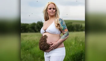 Žena sa odfotila s tisíckami včiel na jej tehotenskom bruchu, aj keď je na ne alergická