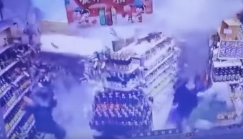 VIDEO: Chvíle hrôzy v supermarkete. Padajúca stena zranila staršieho muža