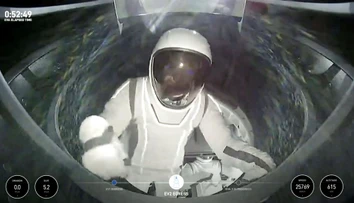 Miliardár absolvoval komerčnú prechádzku po vesmíre. Je prvým civilistom, ktorý tak urobil