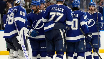 VIDEO: Tampa s Černákom odvrátili prvú hrozbu vyradenia z play off. Dôležitú výhru zaznamenal aj Dallas