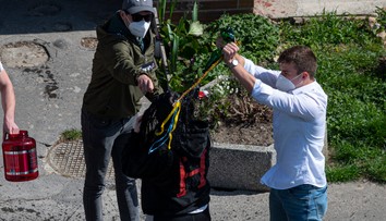 Veľkonočný pondelok OBRAZOM: Oblieva a šibe sa v rúškach a v úzkom kruhu