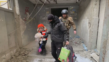 Šesťročná Ukrajinka bývala v pivnici so starými rodičmi. Napriek výbuchom išla za tehotnou mamou