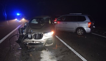 Vodič BMW vrazil do odstaveného Fordu. Pracovník odťahovky má doživotné následky