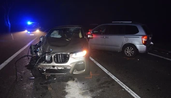 Vodič BMW vrazil do odstaveného Fordu. Pracovník odťahovky má doživotné následky