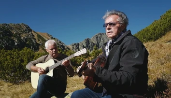 Ján Tribula zobral do Tatier jubilanta Pavla Hammela, gitara nemohla chýbať