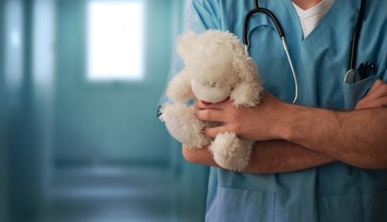 Najväčší pedofilný škandál vo Francúzsku: Chirurg znásilnil aj dievča krátko po operácii