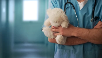 Najväčší pedofilný škandál vo Francúzsku: Chirurg znásilnil aj dievča krátko po operácii