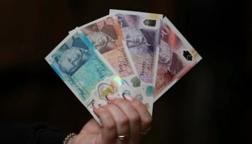 Nová tvár libry. V Británii uviedli do obehu bankovky s podobizňou kráľa Karola III.