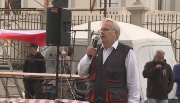 Sú nebezpeční, no štát je v boji s nimi bezzubý. Z lekárov antivaxerov sa stali hviezdy protestov