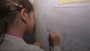 Školy protestovali proti Plavčanovmu krasopisu. My sme ho vyskúšali, ako mu to ide s perom