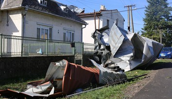 Lekárovcami sa prehnala veterná smršť, vláda chce nájsť spôsob, ako obci pomôže