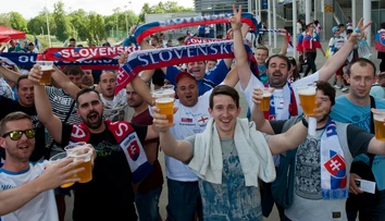 Slovenskí fanúšikovia vytvárajú našim hráčom v Poľsku domácu atmosféru