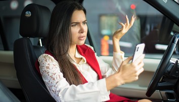 Vodiči by mali zbystriť pozornosť: Pokuty za používanie mobilov za volantom sa zdvojnásobia