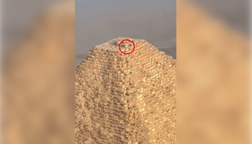 VIDEO: Nečakaný nález na vrchole Cheopsovej pyramídy. Keď to paraglajdista videl, spadla mu sánka