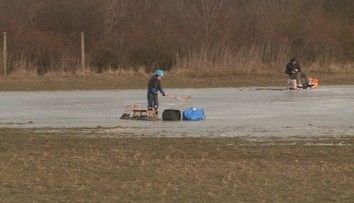 Deti sa tešia prírodným klziskám, poľnohospodári majú hlavy v smútku. Mráz im narobil poriadne škody