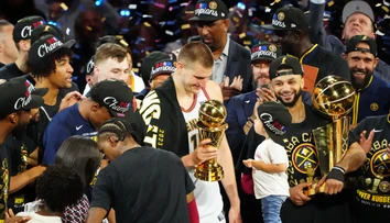 Keď ho draftovali, v telke šla reklama. Tučko nikoho nezaujímal, teraz vystúpil na basketbalový Everest