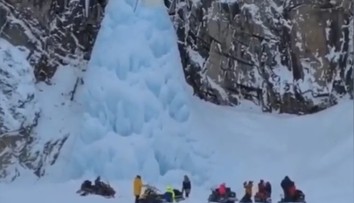 Skupinu turistov zasiahla padajúca masa ľadu z vodopádu. Hlásia mŕtveho a ťažko zranené dieťa