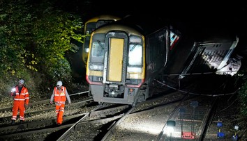 Na juhu Británie do seba narazili dva vlaky, zranilo sa 17 osôb