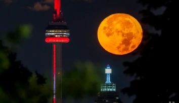 FOTO a VIDEO: Divadlo na nočnej oblohe. Modrý mesiac rozžiaril nebo na celom svete