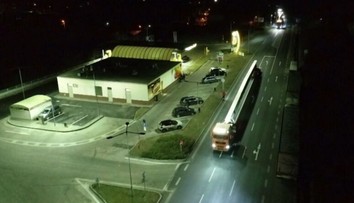 Náročný prevoz nadrozmerného nákladu. Do rozostavanej fabriky vo Valalikoch prevážali betónové väzníky