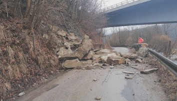 Rozhodovali sekundy: Pri Dolnom Kubíne sa na cestu zrútilo obrovské skalné bralo