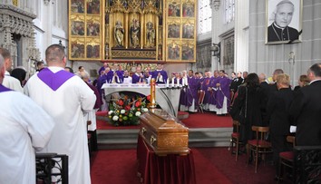 FOTO: V Dóme sv. Alžbety sa rozlúčili so zosnulým arcibiskupom Alojzom Tkáčom
