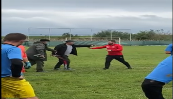 VIDEO: Mimoriadne napätá situácia na trávniku. Usporiadateľ zápasu vytiahol na rozhodcu mačetu