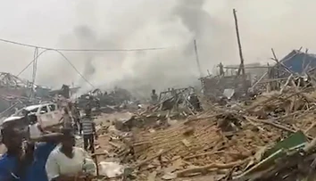VIDEO: Mohutná explózia v Ghane zrovnala so zemou stovky domov, hlásia 17 mŕtvych