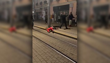 Polícia začala trestné stíhanie pre kopanec do hlavy na Obchodnej ulici v Bratislave
