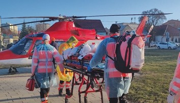 Kým niekto nezomrie, nie je voľný prístroj na záchranu druhého. Záchranári prevážajú najviac pacientov