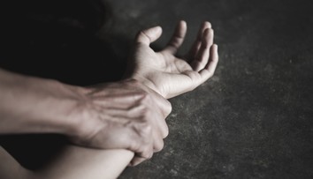 Muž kopol trikrát kaderníčku do brucha, hrozia mu roky za mrežami