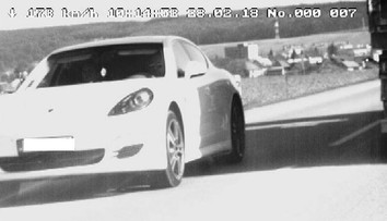 Ďalší nepoučiteľný cestný pirát. Na porsche skúšal, čo to vydá