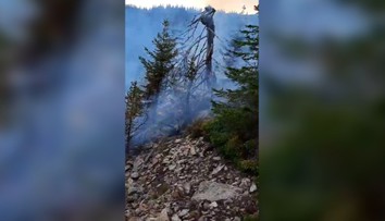 VIDEO: Na Čertovici horí. Hasiči sa trápia, terén je takmer neprístupný