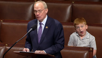 VIDEO: Republikánsky kongresman vášnivo bránil Trumpa. Syn si zatiaľ za jeho chrbtom urobil vlastnú šou