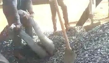 VIDEO: Chvíle hrôzy na stavenisku. Muža na tri minúty zaživa pochoval vysypaný štrk