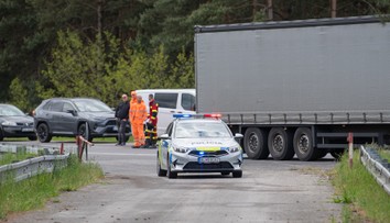 Cesta pri obci Svinná smerom na Trenčín je pre nehodu neprejazdná