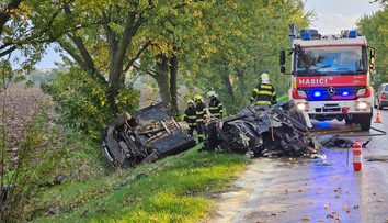 Hrozivo vyzerajúca nehoda v Trenčianskom kraji. Mladému vodičovi sa akoby zázrakom nič nestalo