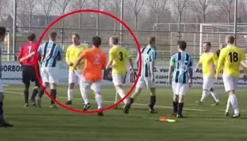 VIDEO: Šokujúci incident z Holandska: Rozhodca brutálne knokautoval brankára