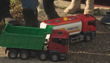 Autodopravcovia opäť protestujú, Hegerovi poslali hračkársky kamión