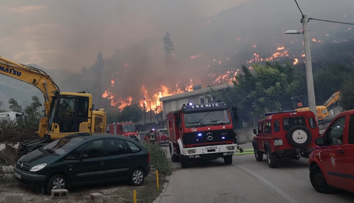 OBRAZOM: Pri Splite vyčíňa veľký lesný požiar, hrozí, že sa rozšíri až k moru. Plamene ohrozujú domy v meste Žrnovnica