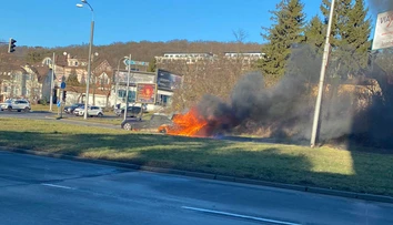 Na veľkej križovatke v Bratislave horel Mercedes