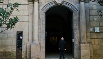 Najmladší biskup v Španielsku sa zosobášil s autorkou eroticko-satanistických románov