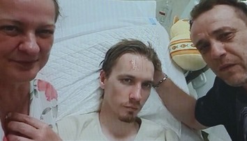 Študent Denis, hospitalizovaný v Číne, po viac ako mesiaci otvoril oči. Jeho rodičia opísali prvé chvíle po prebudení