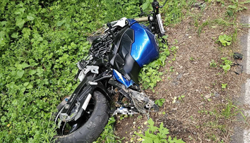 Motorkár dostal šmyk a vrazil do auta, motorka letela vzduchom desiatky metrov