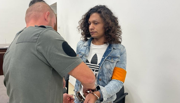 Muž prezlečený za ženu, ktorý dobodal v Trenčíne 17-ročné dievča, sa verdiktu dnes nedočkal