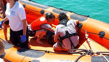 Výlet na katamarane sa skončil tragédiou. Žena prišla pri útoku žraloka o nohu, napokon neprežila