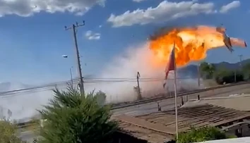 VIDEO: Hasičské lietadlo sa zrútilo priamo na diaľnicu. Po náraze vyšľahla ohnivá guľa